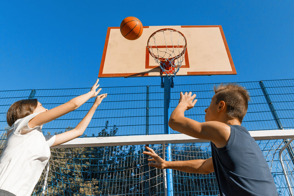 twee mensen spelen basketbal