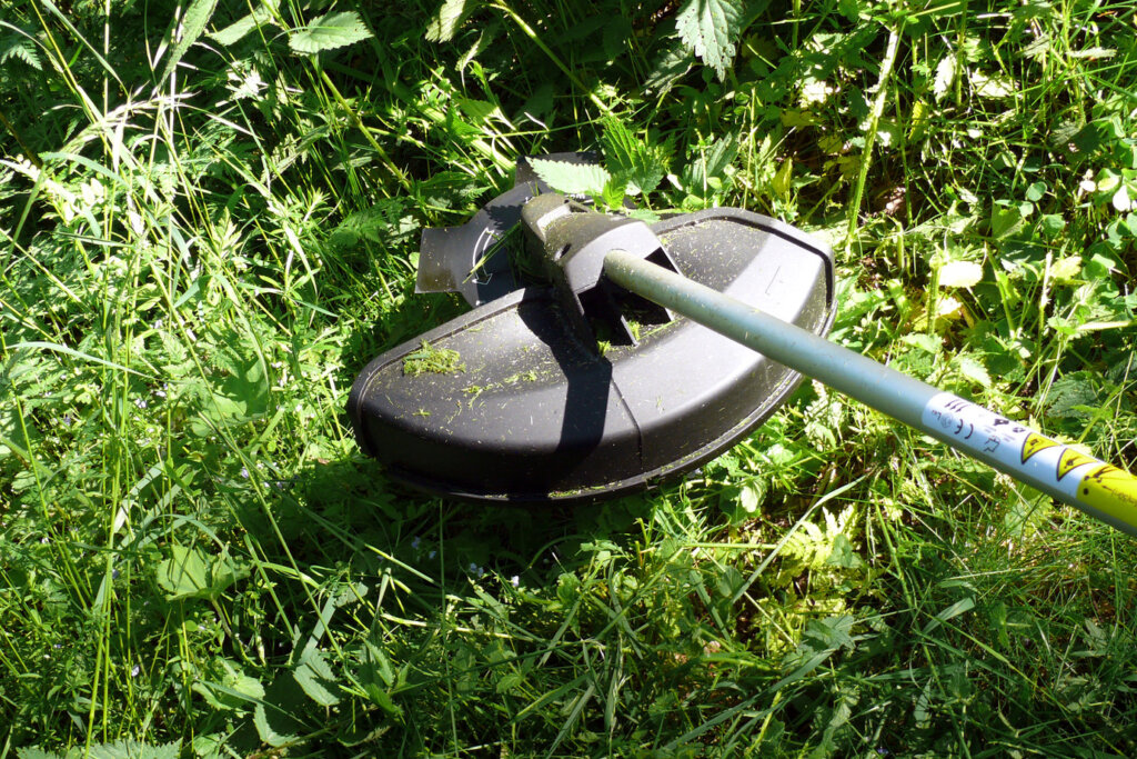Draadloze grastrimmer in hoog gras