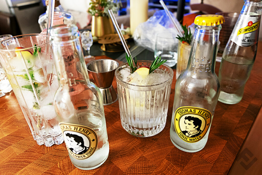 cocktails_and_tonic_water_on_table