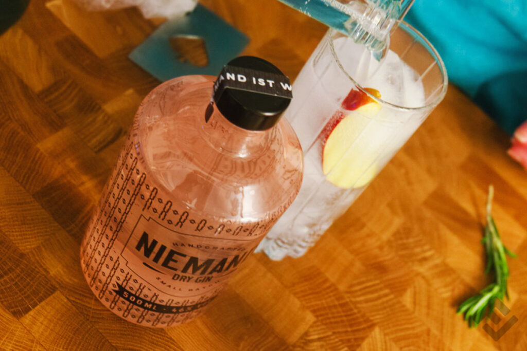 niemand_gin_on_table_with_cocktail