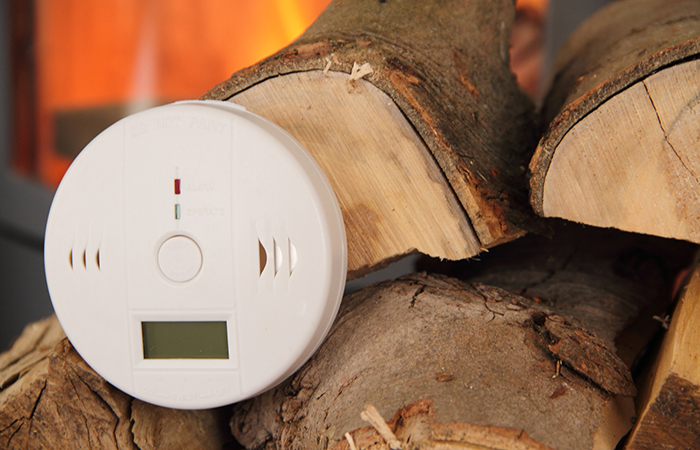 Rookmelder-detector op brandhout